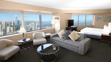 Junior-Suite, 1 King-Bett, Eckzimmer (Deluxe) | Wohnbereich | 37-Zoll-Flachbildfernseher mit Satellitenempfang, Fernseher