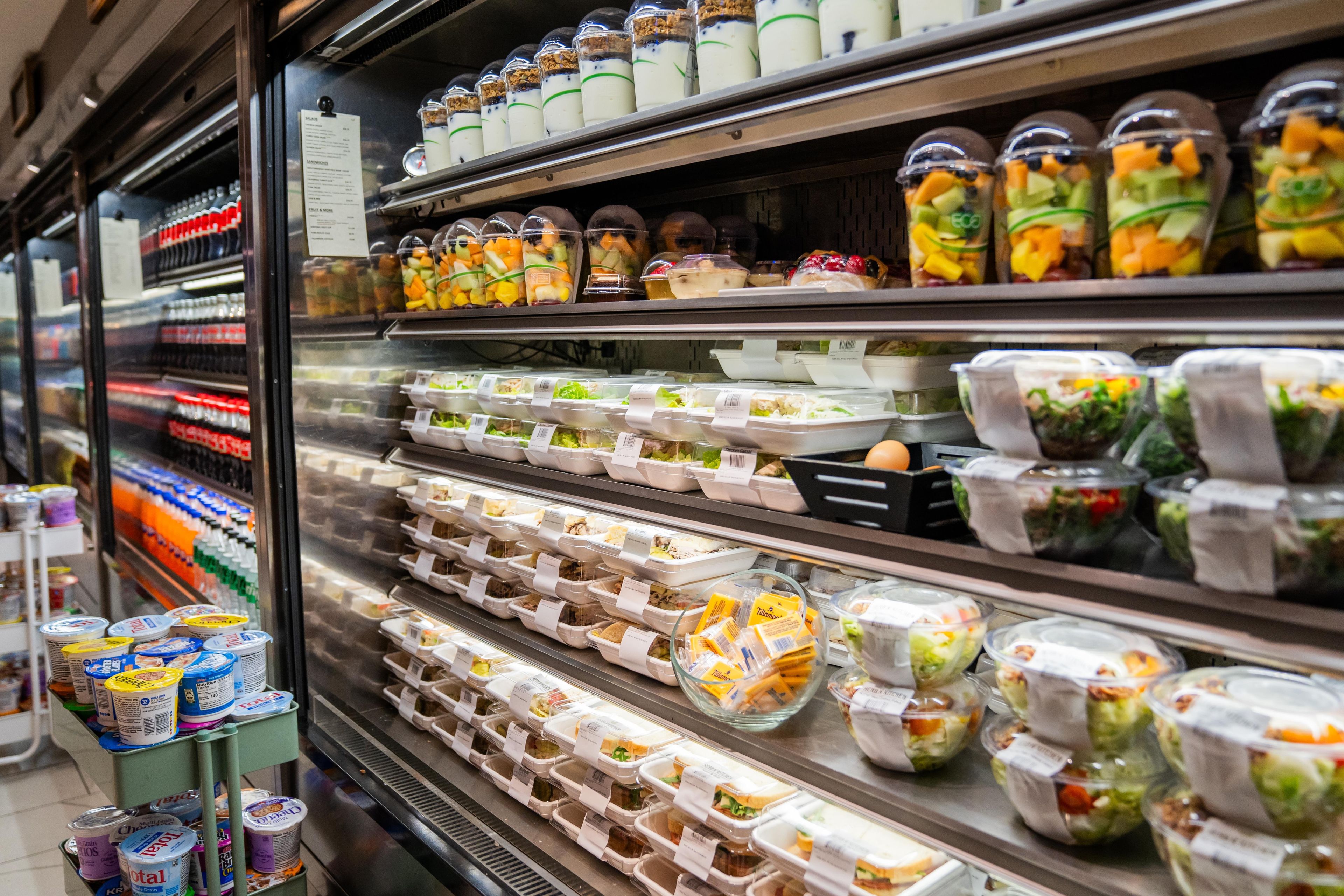 Una sección refrigerada de un supermercado con diferentes productos alimenticios.