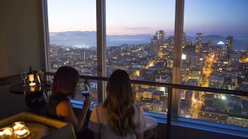 2 barer/lounger, bar på takterrassen och lobbylounge