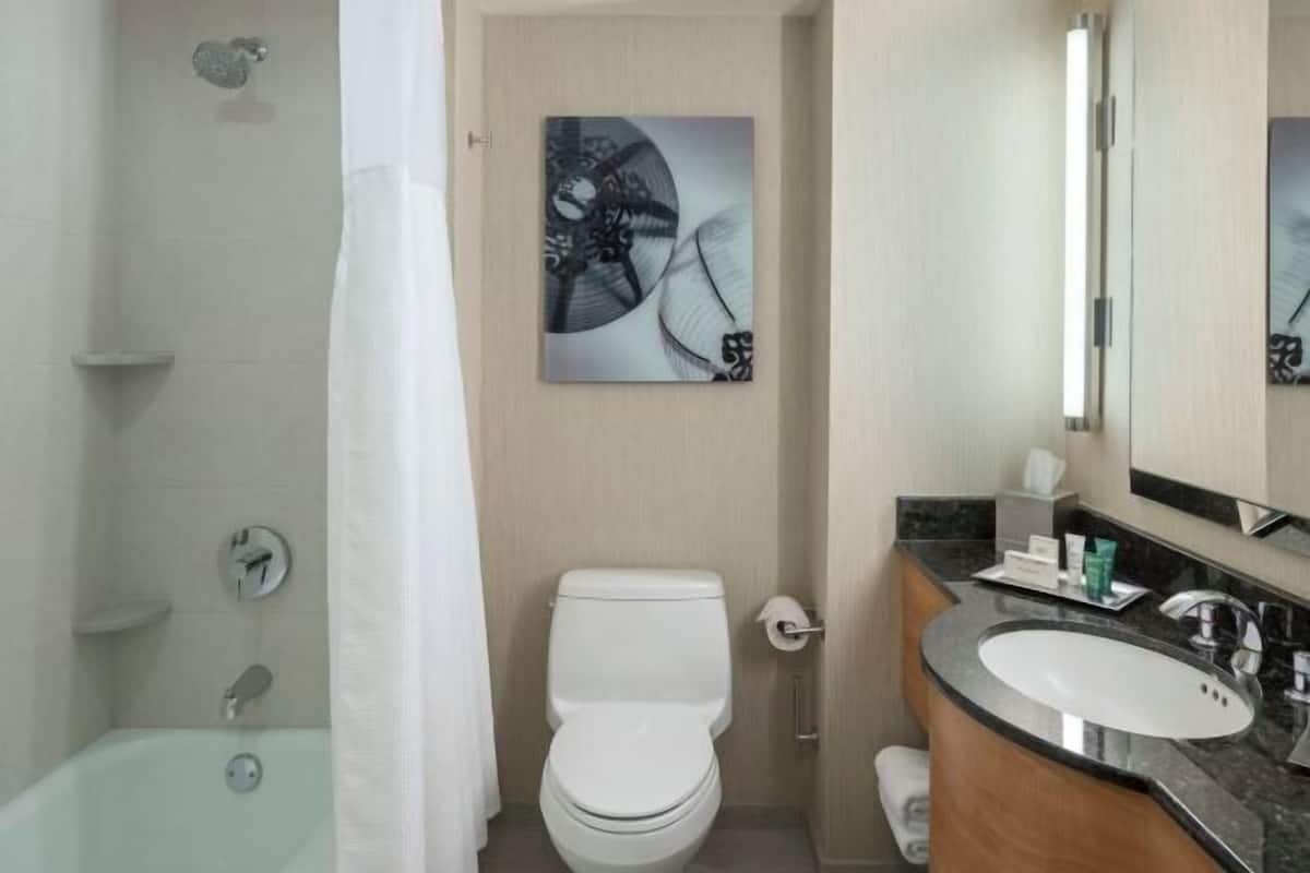 Combined shower/tub, designer toiletries, hair dryer, towels