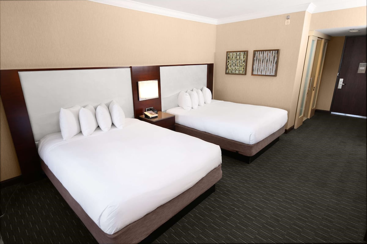 Habitación Deluxe, 2 camas Queen size | Ropa de cama hipoalergénica y caja de seguridad en la habitación
