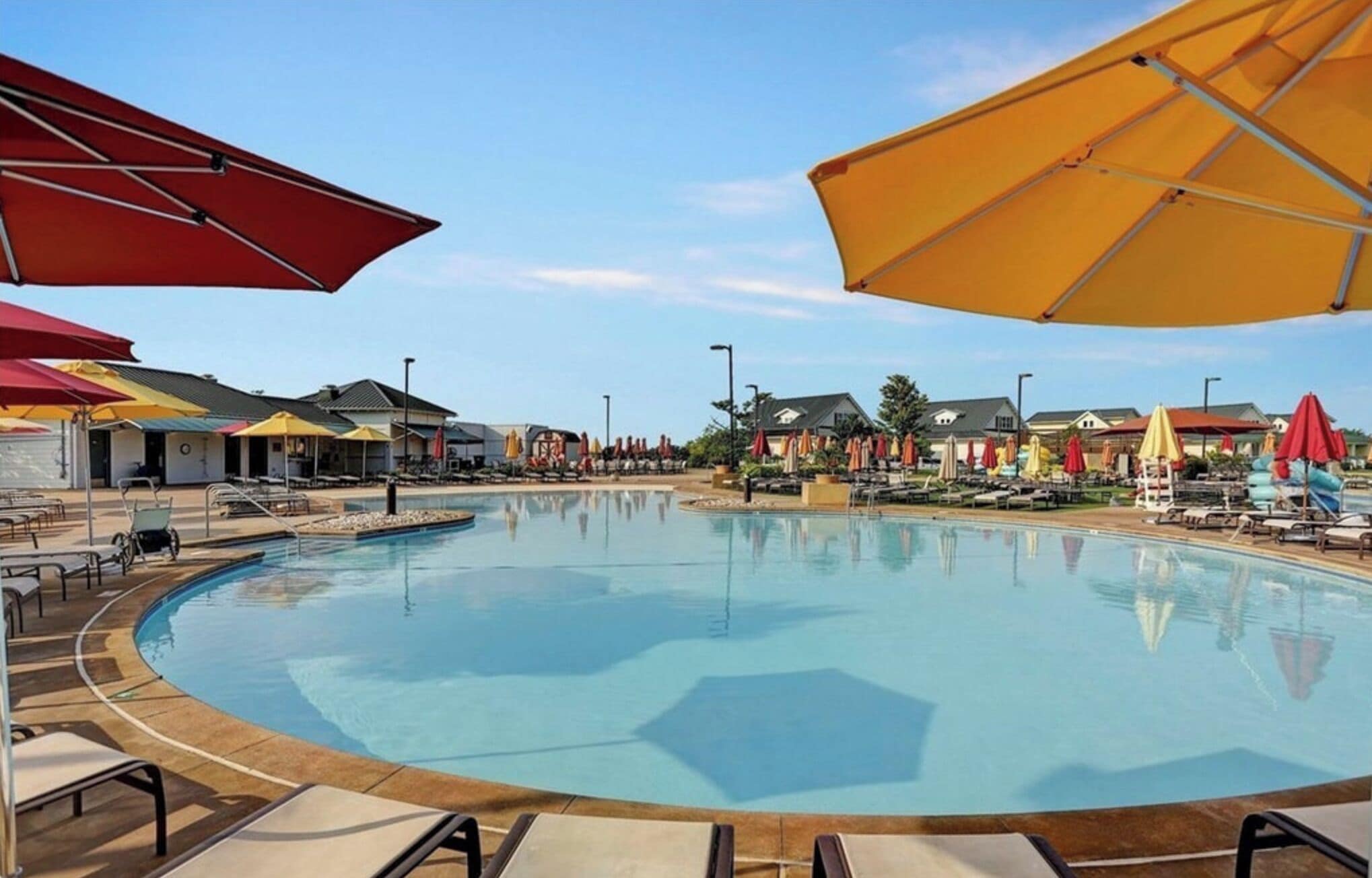 Sisäuima-allas, kauden mukainen ulkouima-allas, aurinkovarjoja