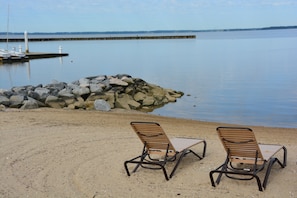 Private beach nearby, white sand, sun loungers, beach umbrellas - Kingsmill Resort (Williamsburg)