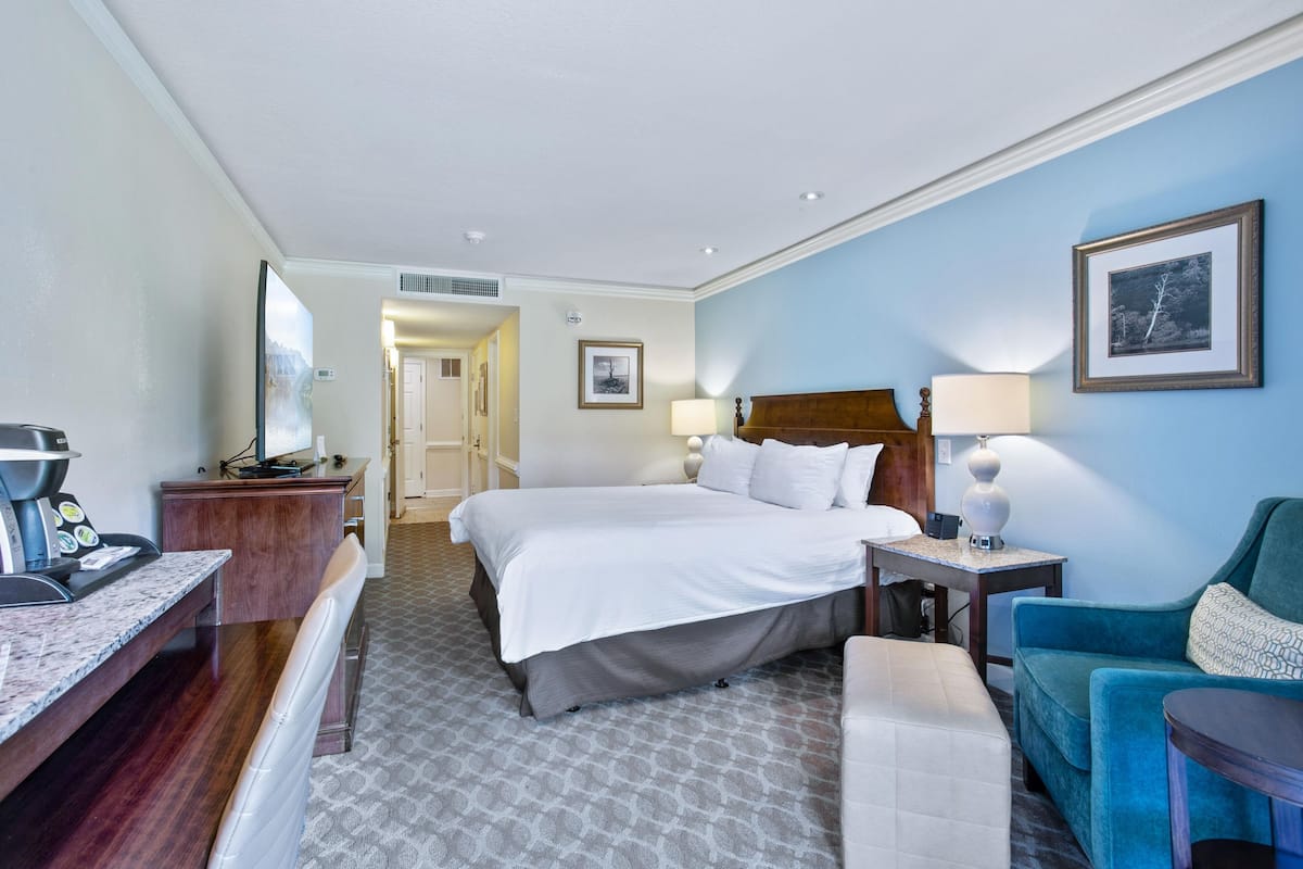 Deluxe King Guestroom | 1 phòng ngủ, bộ đồ giường cao cấp, chăn bông, két bảo mật tại phòng