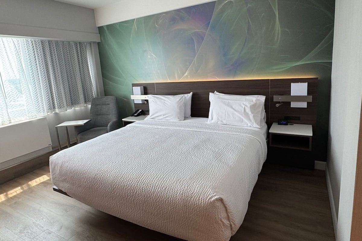 Ropa de cama hipoalergénica, caja fuerte, escritorio