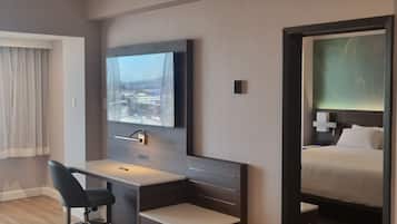 Junior-Suite | 1 Schlafzimmer, Allergikerbettwaren, Zimmersafe, Schreibtisch