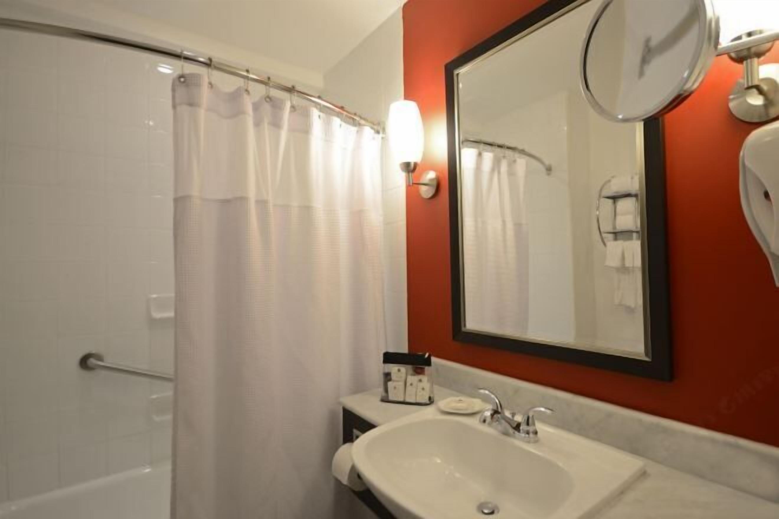 Baño | Tina con regadera, amenidades de baño gratuitas, secadora de cabello 