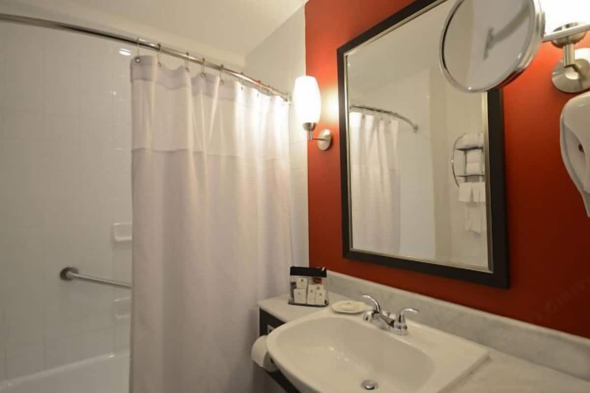 Bad | Kombinert dusj/badekar, toalettartikler (inkludert) og hårføner