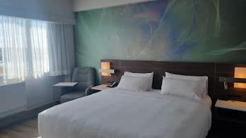 Combined shower/tub, free toiletries, hair dryer, towels