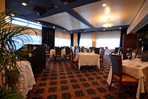 Breakfast, lunch, dinner served; Italian cuisine 