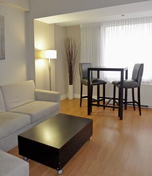 Studio Suite, 1 Queen Bed, Non Smoking | Living area | 32-inch flat-screen TV with satellite channels, TV, pay movies