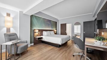 Suite, 1 soverom | Allergitestet sengetøy, safe på rommet og skrivebord