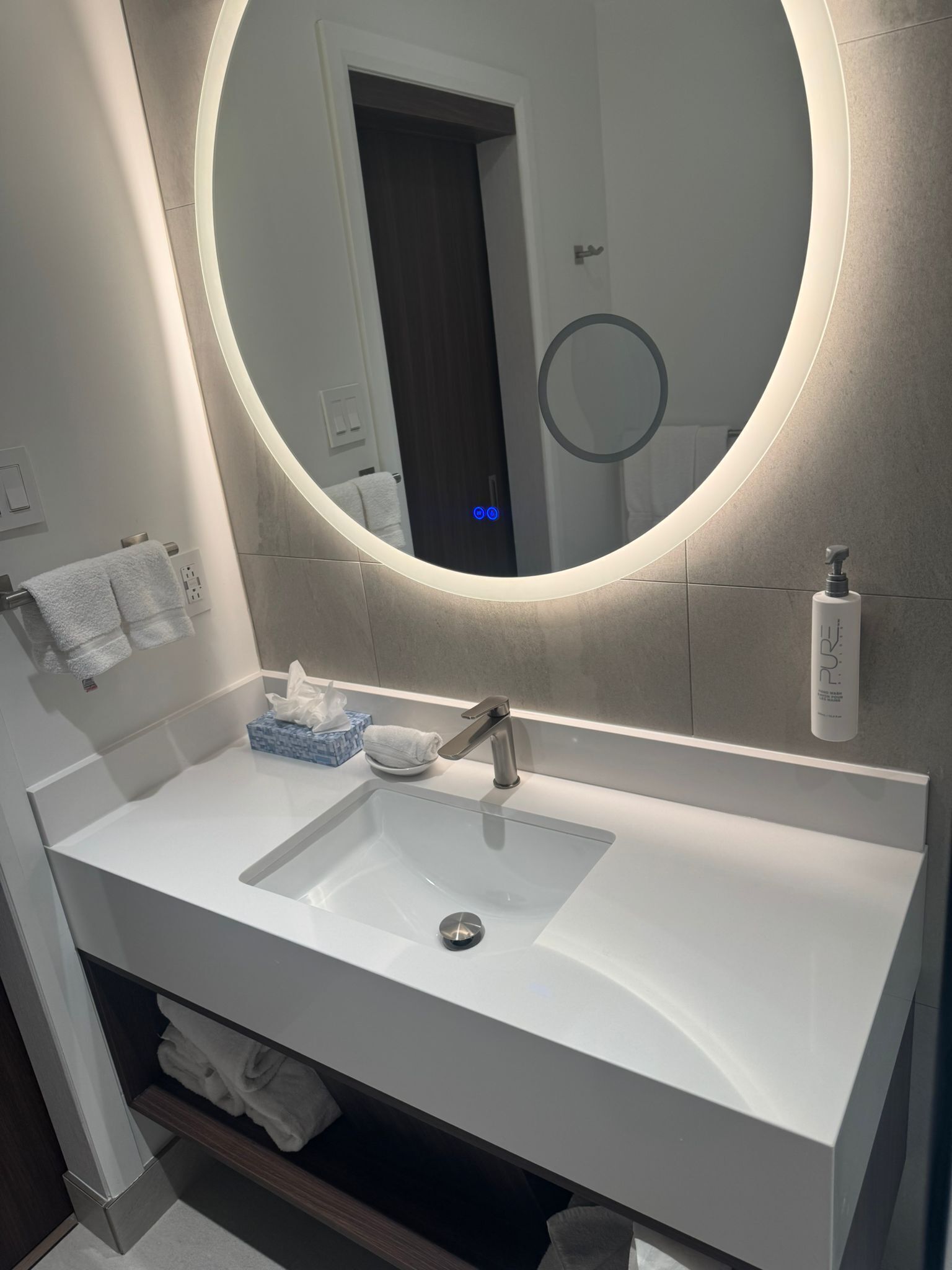 combined shower/bathtub, free toiletries, hair dryer, towels