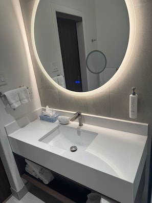 Ensemble baignoire-douche, articles de toilette (gratuits)