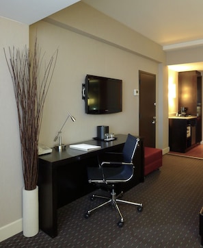 Chambre de base, 1 grand lit, non-fumeur (Mobility/Hearing, Bathtub) | 1 chambre, literie hypoallergénique, coffre-fort, bureau