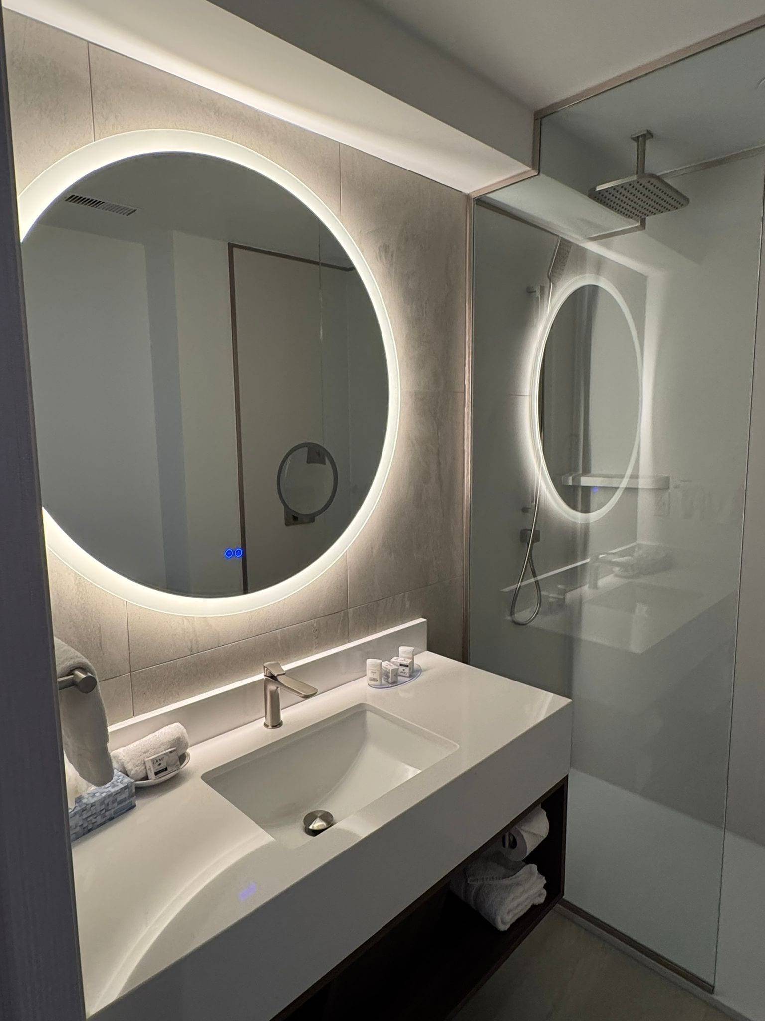 premiere single 1 king bed, non smoking | bathroom | combined shower/bathtub, free toiletries, hair dryer, towels