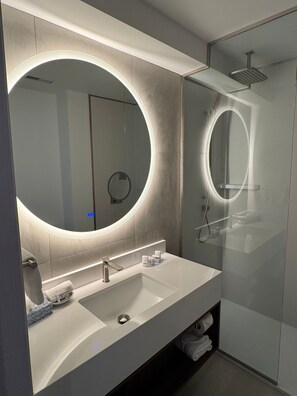 Kombination af bruser/badekar, gratis toiletartikler, hårtørrer