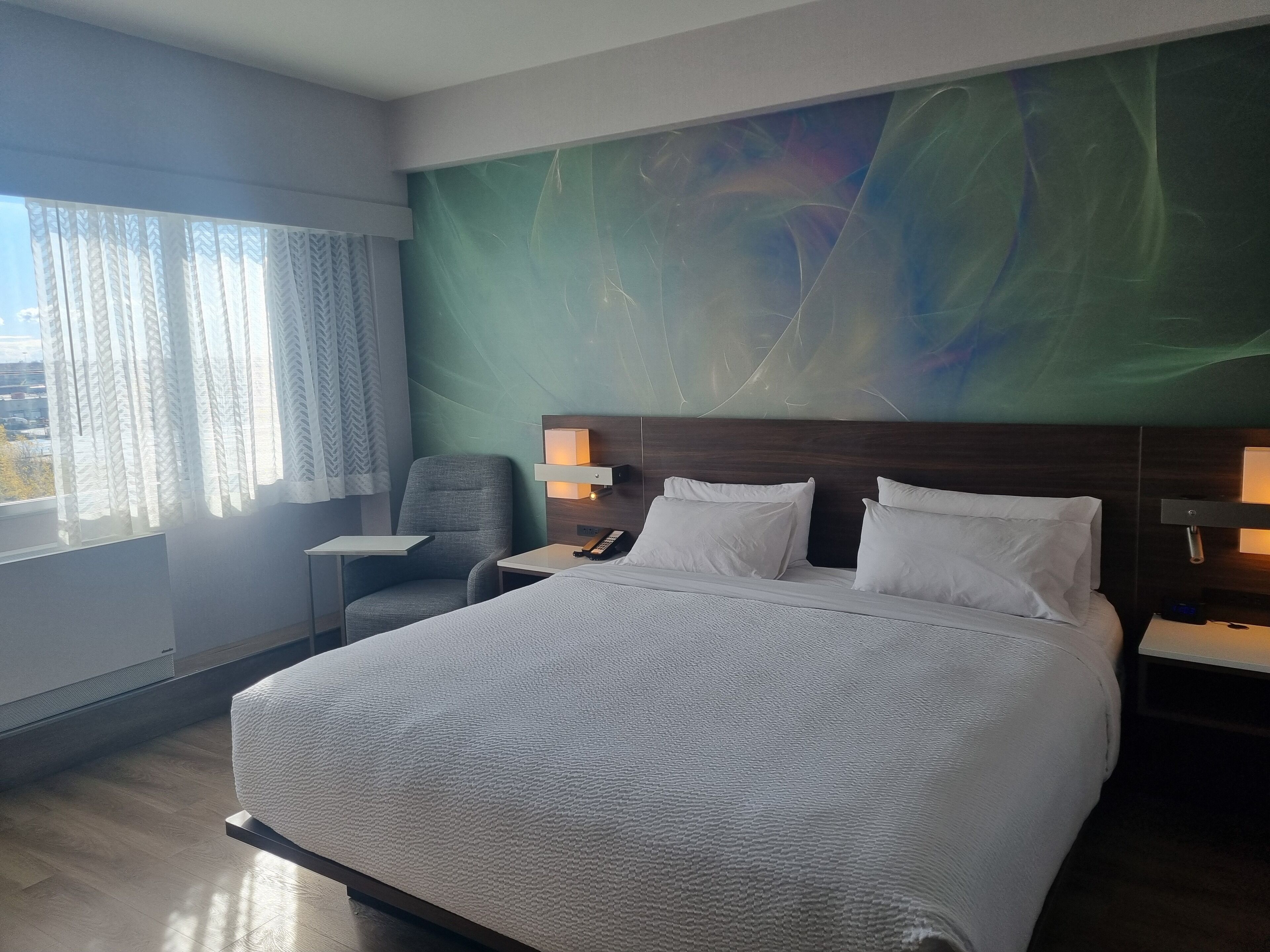 Standard Room, 1 King Bed | Hypo-allergenic bedding, in-room safe, desk, laptop workspace