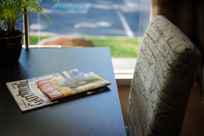 Una revista sobre una mesa con una planta en maceta.