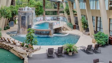 Una piscina techada, una piscina al aire libre