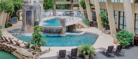 Inomhuspool, utomhuspool och solstolar