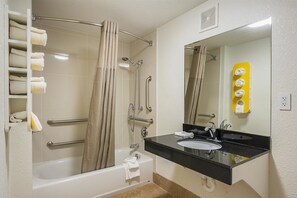 Hair dryer, towels - Motel 6 Savannah, GA - Midtown (Savannah)