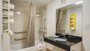 Sèche-cheveux, serviettes fournies