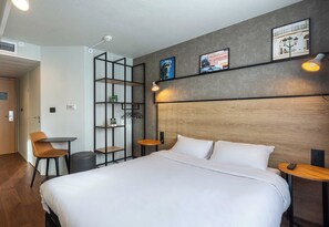 Desk, blackout curtains, soundproofing, iron/ironing board - B&B Hotel Orléans Nord Saran (Saran)