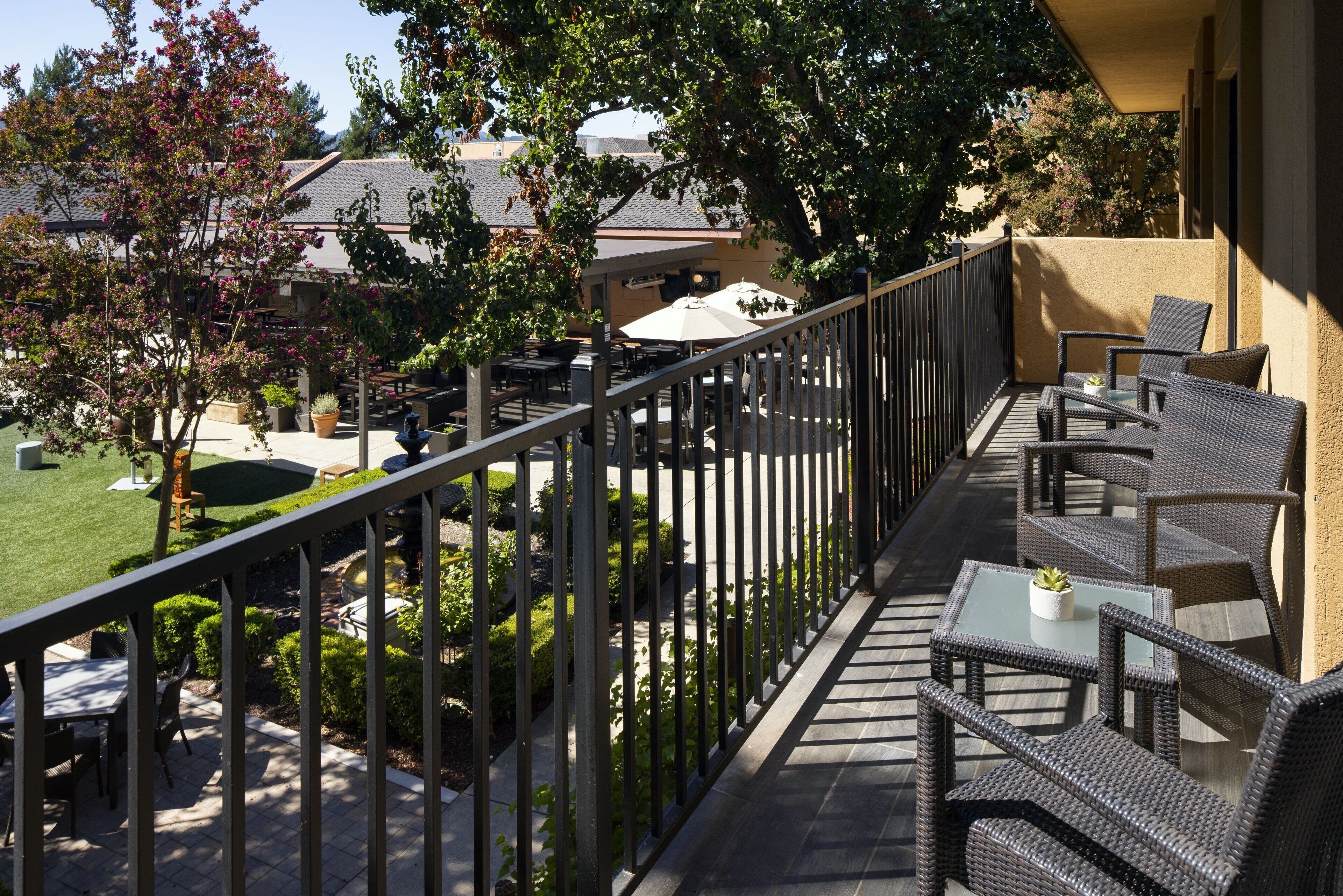 Ropa de cama de alta calidad y caja de seguridad en la habitación 