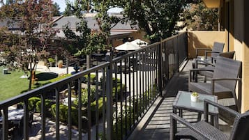 Ropa de cama de alta calidad y caja de seguridad en la habitación