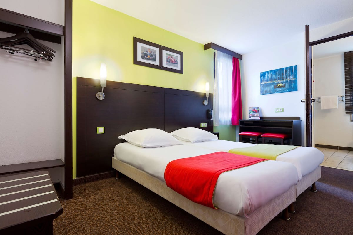 Premium bedding, laptop workspace, blackout curtains, soundproofing