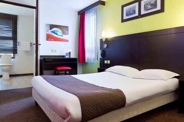 Ropa de cama de alta calidad y espacio para trabajar con laptop 