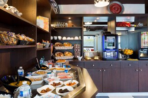 Desayuno buffet diario (EUR 8 por persona)
