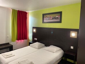 Ropa de cama de alta calidad y espacio para trabajar con laptop 