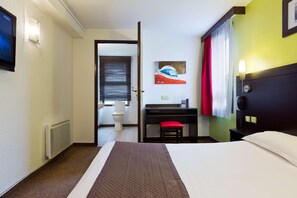 Premium bedding, laptop workspace, blackout curtains, soundproofing - Enzo Hotel (Pont-a-Mousson)