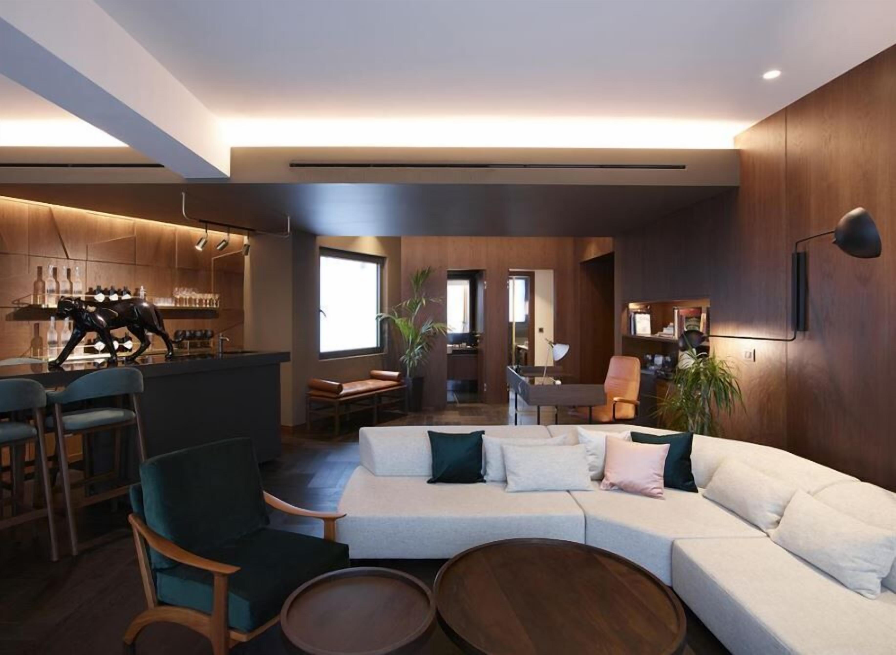 Minibar, in-room safe