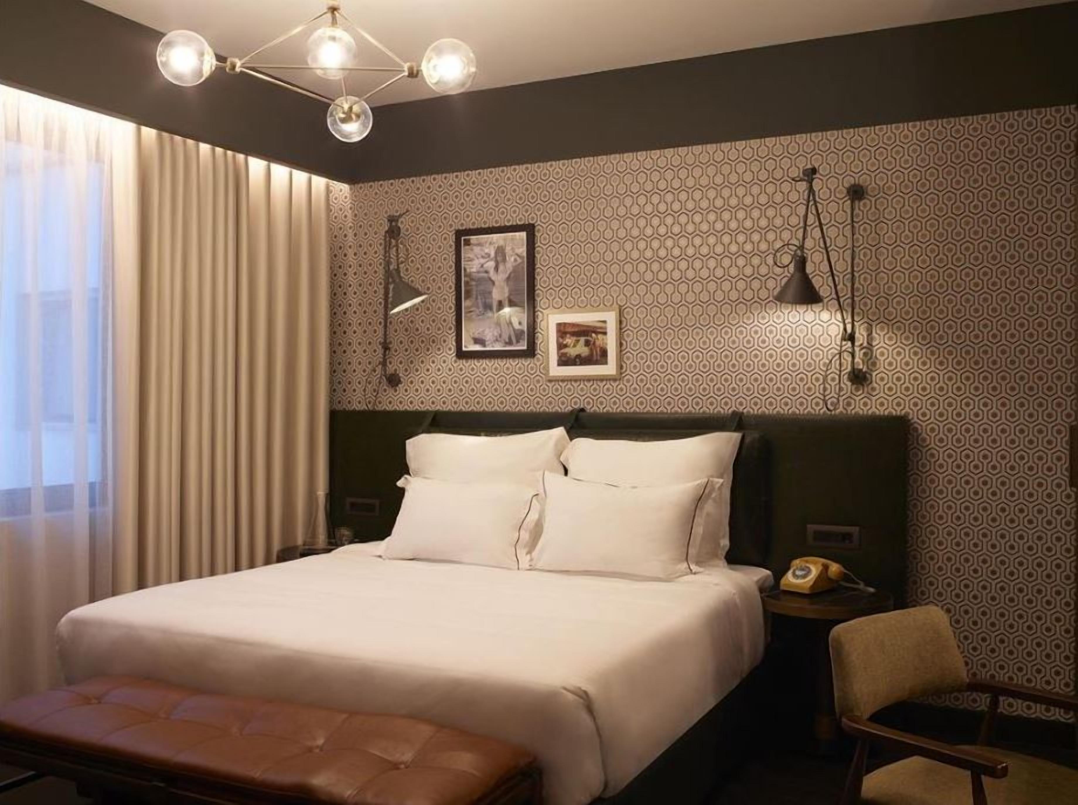 Minibar, in-room safe