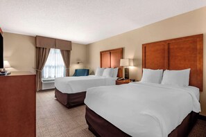 Bureau, rideaux occultants, fer et planche à repasser