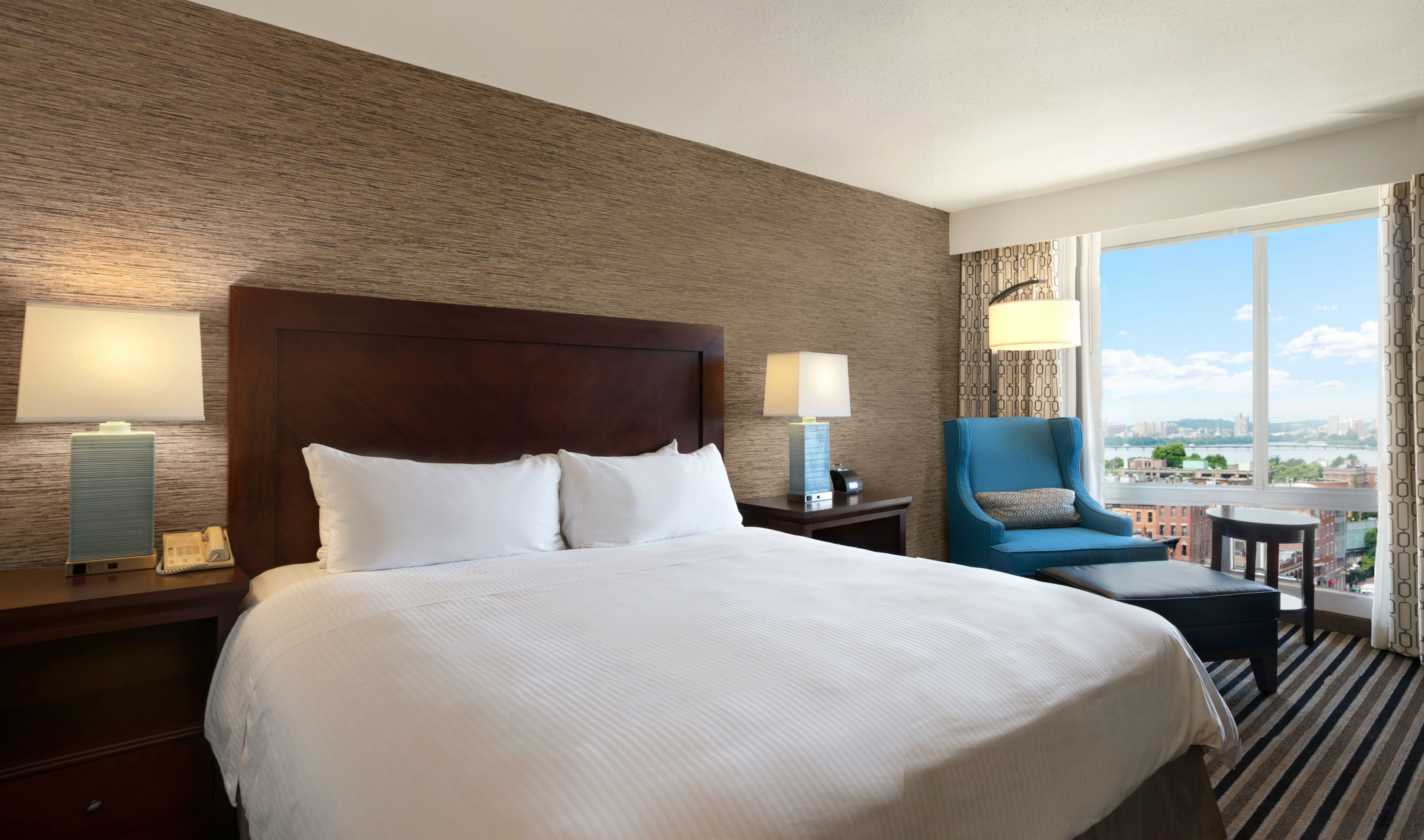 セーフティボックス (室内)、デスク、遮光カーテン、アイロン / アイロン台