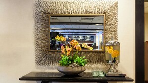 A table with a bowl of flowers and a water pitcher. - Wyndham Boston Beacon Hill (Boston)