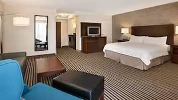 Junior Suite, 1 King Bed | In-room safe, desk, blackout drapes, iron/ironing board