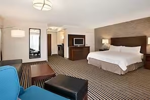 Junior Suite, 1 King Bed | In-room safe, desk, blackout drapes, iron/ironing board