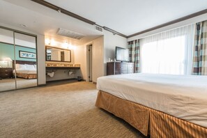 Executive King Suite | Bộ đồ giường cao cấp, bàn, màn/rèm cản sáng, phòng cách âm 