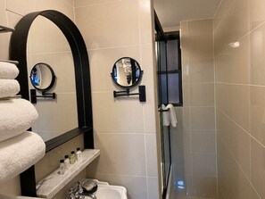 Combined shower/bathtub, designer toiletries, hair dryer, towels