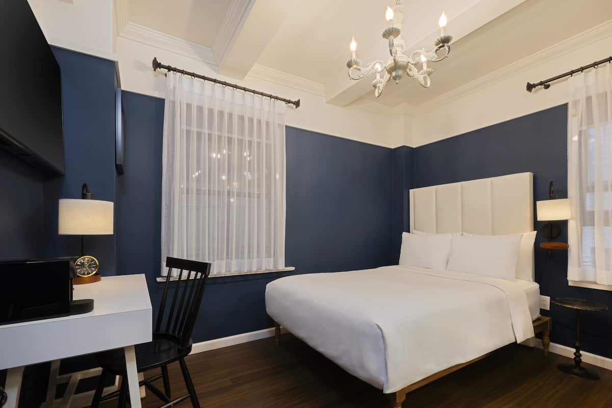 Standard Room, 1 Katil Kelamin (Double), pancuran mandi kerusi roda (roll-in) (Mobility Accessible) | Peralatan tempat tidur premium, tilam berlapik, peti besi dalam bilik