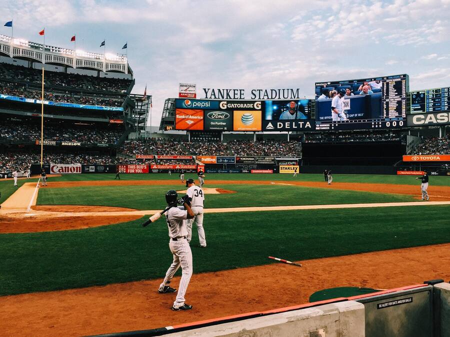 Un stade de baseball où l’on peut voir des publicités pour Pepsi, Gatorade et Ford.
