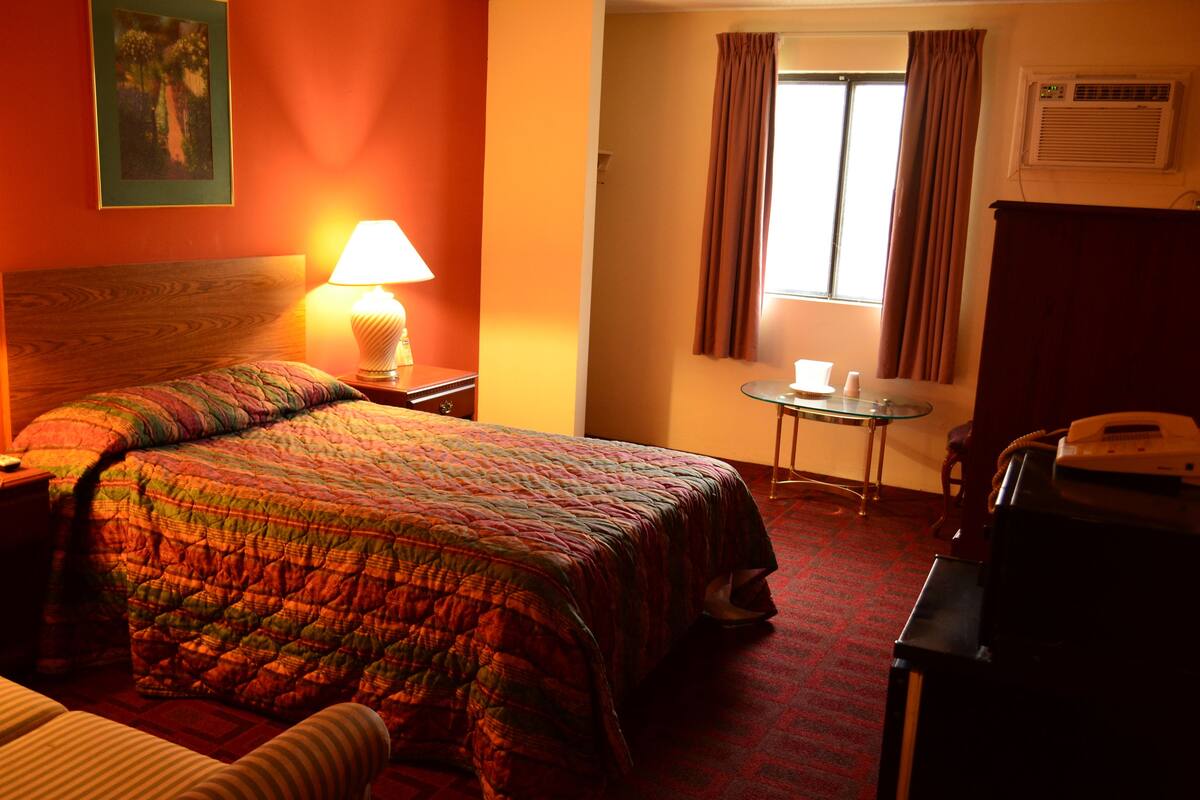Standard Room | Desk, iron/ironing board, cribs (free), WiFi (free)