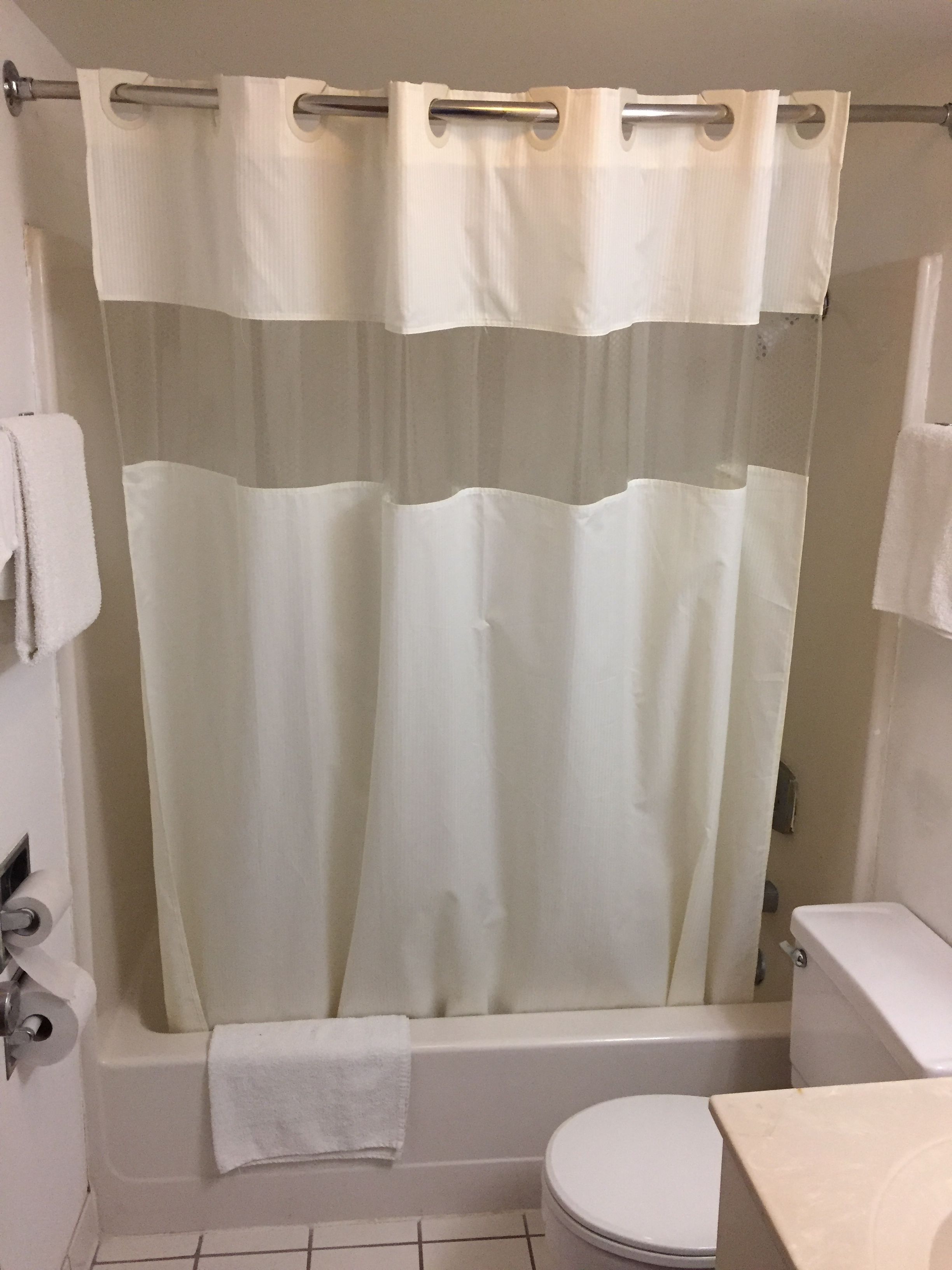 Chambre Standard double, 2 lits doubles | Salle de bain | Ensemble baignoire-douche, articles de toilette (gratuits)