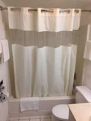 Standard-Doppelzimmer, 2 Doppelbetten | Badezimmer | Duschwanne, kostenlose Toilettenartikel, Haartrockner, Handtücher