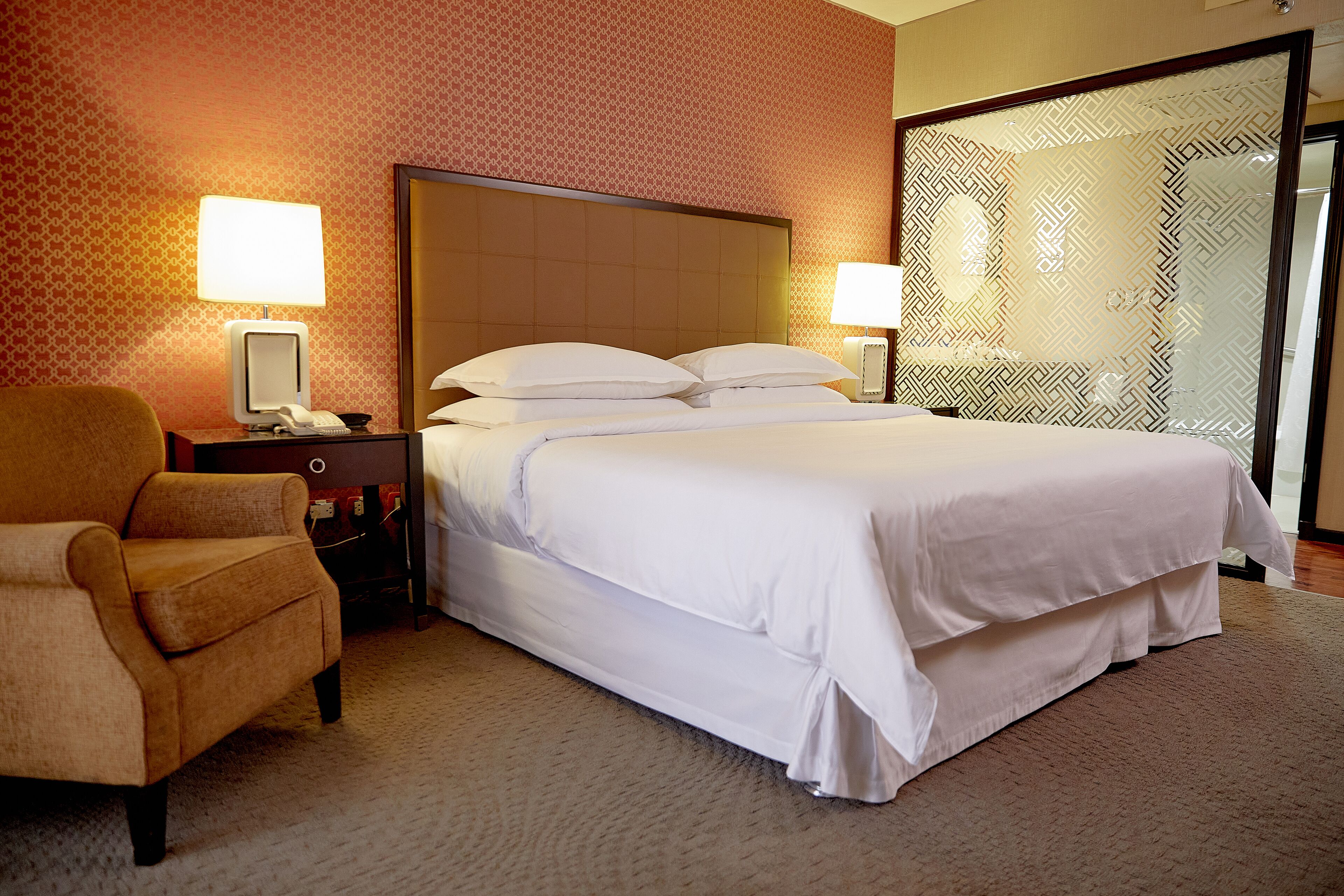 1 غرفة نوم وخزنة داخل الغرفة ومكتب وتجهيزات عازلة للصوت